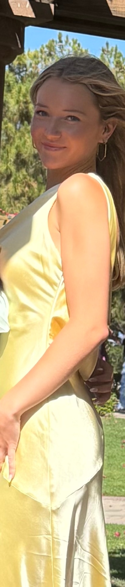 Indi as a young woman in a yellow dress